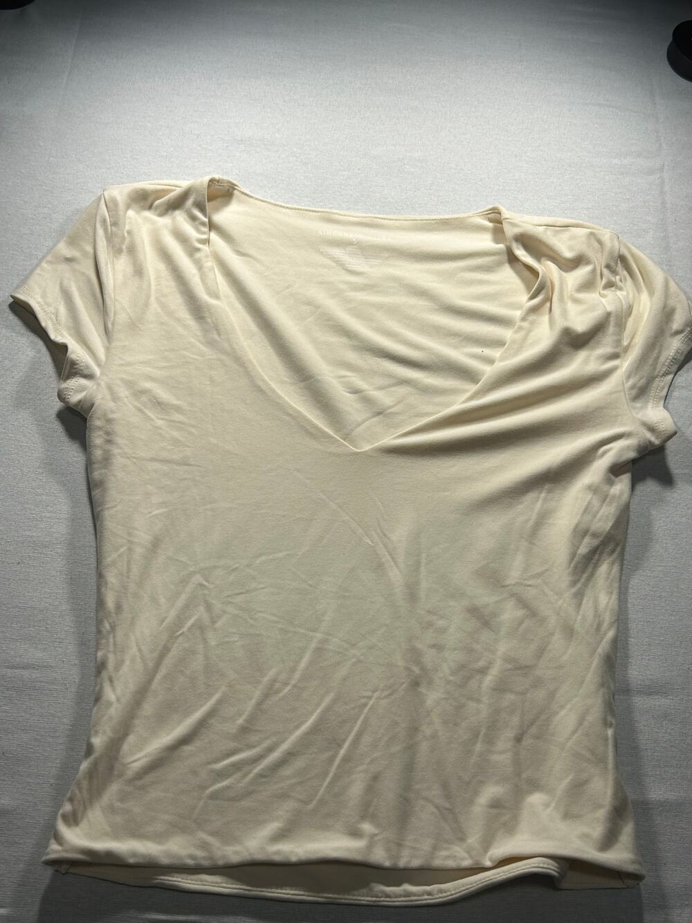 Sincerely Jules Women’s Cream V-Neck Short Sleeve T-Shirt Size Small